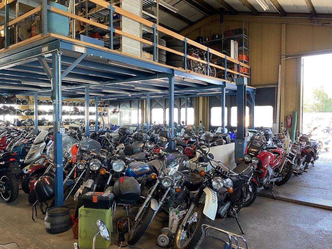 Die Halle, Motorräder und Roller unter Dach, bei Malke & Malke in Herne